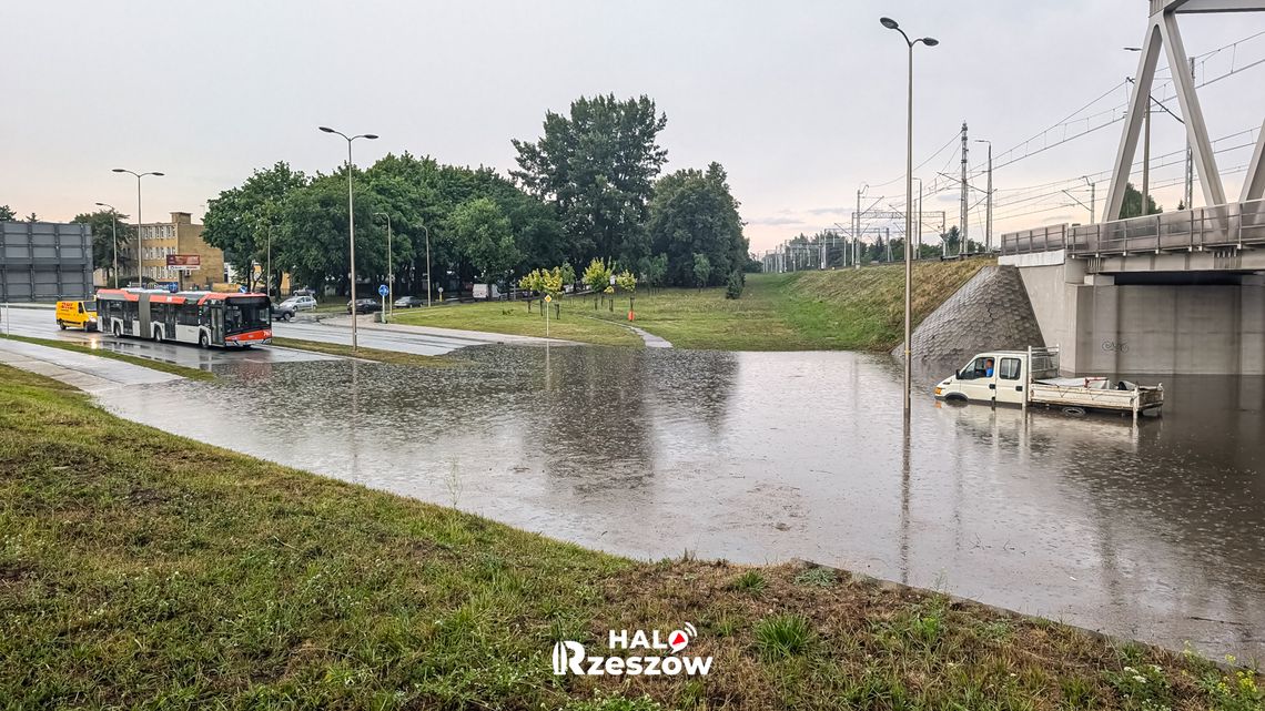 Rzeszów pod wodą! Zalane ulice i budynki, nieprzejezdne drogi! [ZDJĘCIA, WIDEO, POSŁUCHAJ]