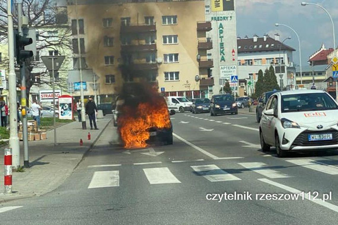 Rzeszów. Pożar samochodu w centrum miasta