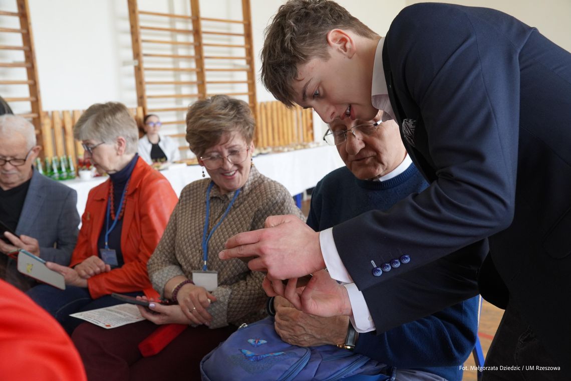 Rzeszowscy licealiści tworzą chatbota dla seniorów. Projekt wspiera Asseco Poland i Urząd Miasta Rzeszowa Rzeszowscy licealiści tworzą chatbota dla seniorów. Projekt wspiera Asseco Poland i Urząd Miasta Rzeszowa