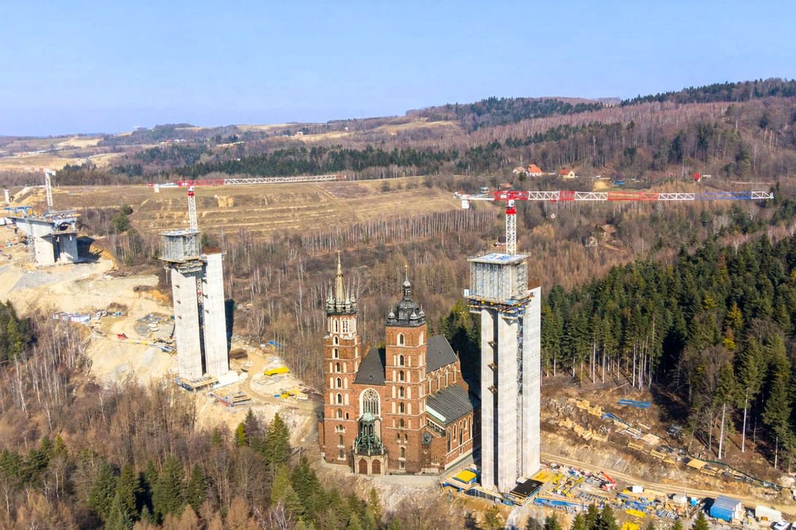 S19. Wieża Mariacka, Rakieta Falcon 9 i… estakada, która je przebija