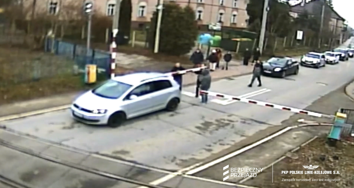 Sanok. Wjechała na zamknięty przejazd kolejowy, wyłamując rogatki [WIDEO]