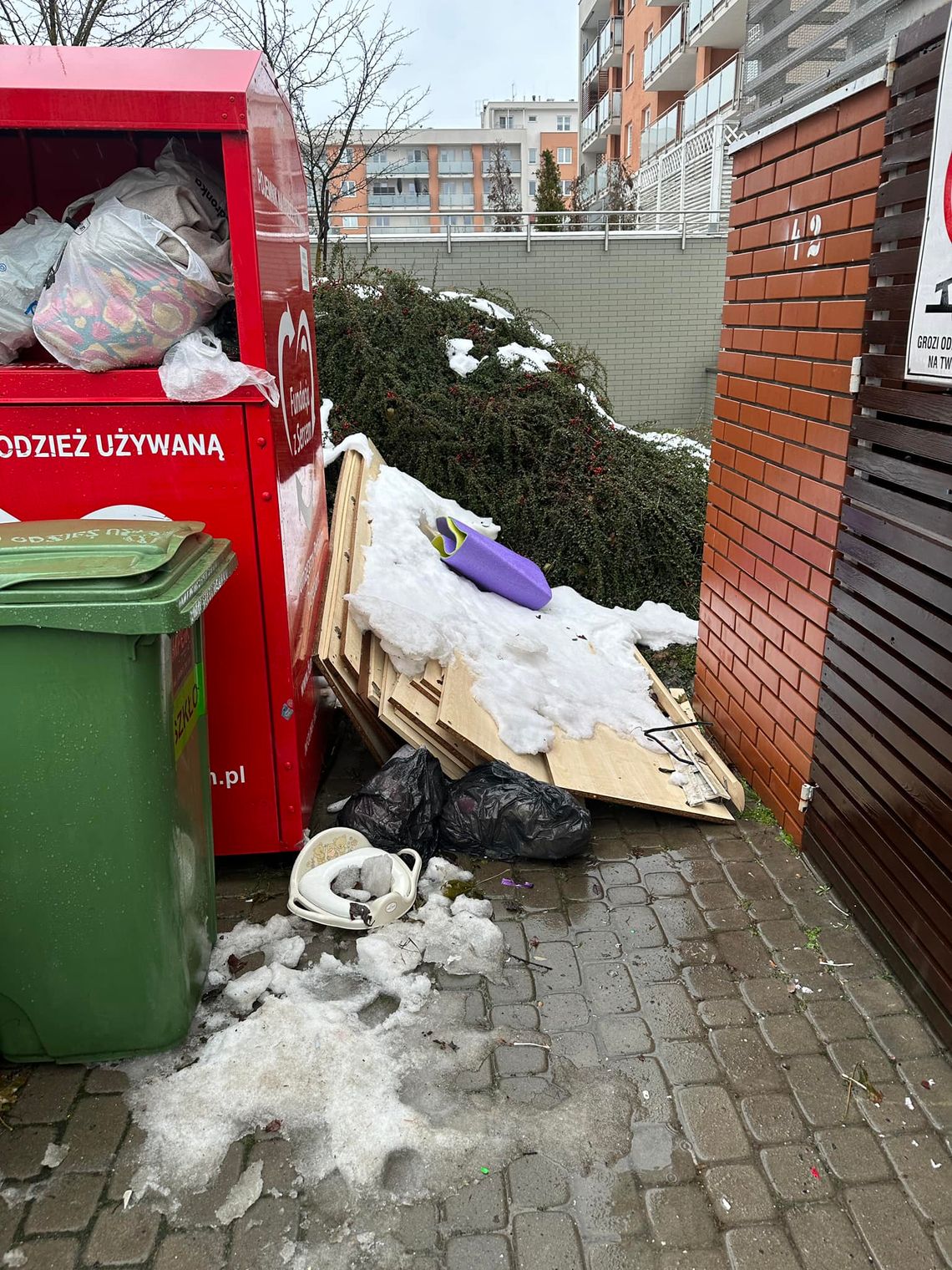 Sedesy, wersalki, opony czy meble lądują pod wiatami śmietnikowymi. Urząd Miasta Rzeszowa apeluje o wywożenie ich na PSZOK [ZDJĘCIA]