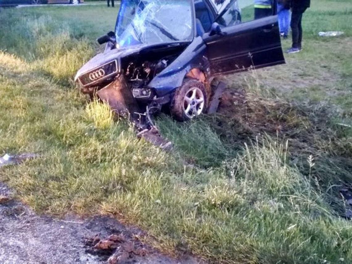 Sędziszów Młp: Audi w rowie, trzy osoby w szpitalu