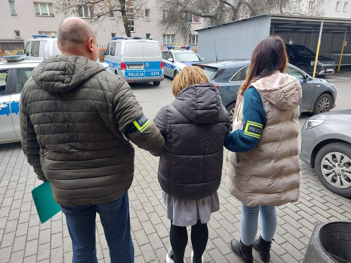 Seniorka miała oddać oszczędności i biżuterię. Policja zatrzymała oszustów w ostatniej chwili