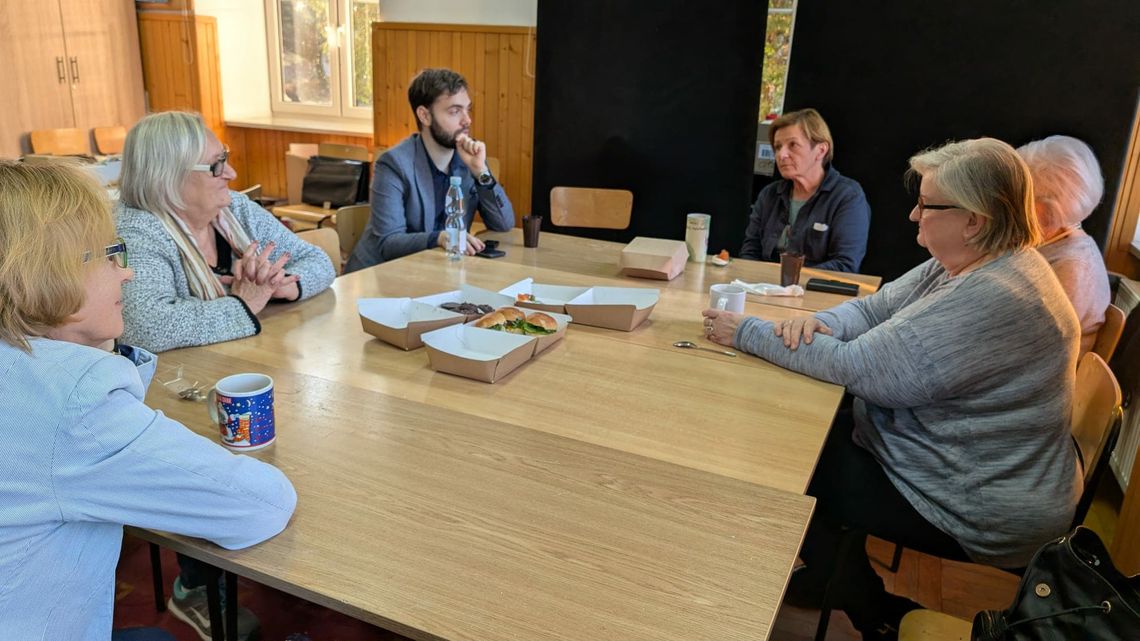 Seniorzy w Rzeszowie uczą się opowiadać historie. Trwa nabór do nowego projektu filmowego