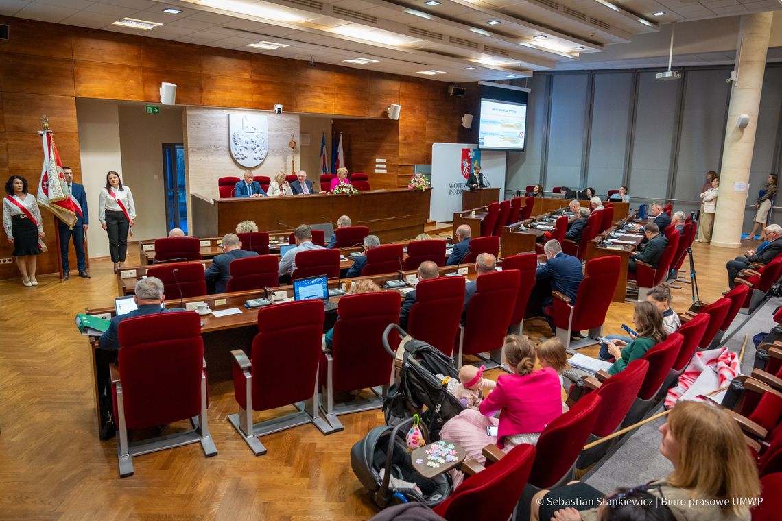 Sesja Sejmiku Podkarpackiego: Uhonorowanie zasłużonych, inicjatywa profrekwencyjna i wsparcie dla Pawłosiowa