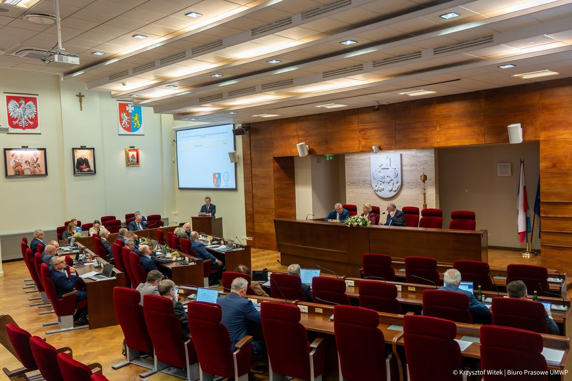 Służba zdrowia, fundusze unijne i inwestycje kolejowe zdominowały poniedziałkową sesję Sejmiku