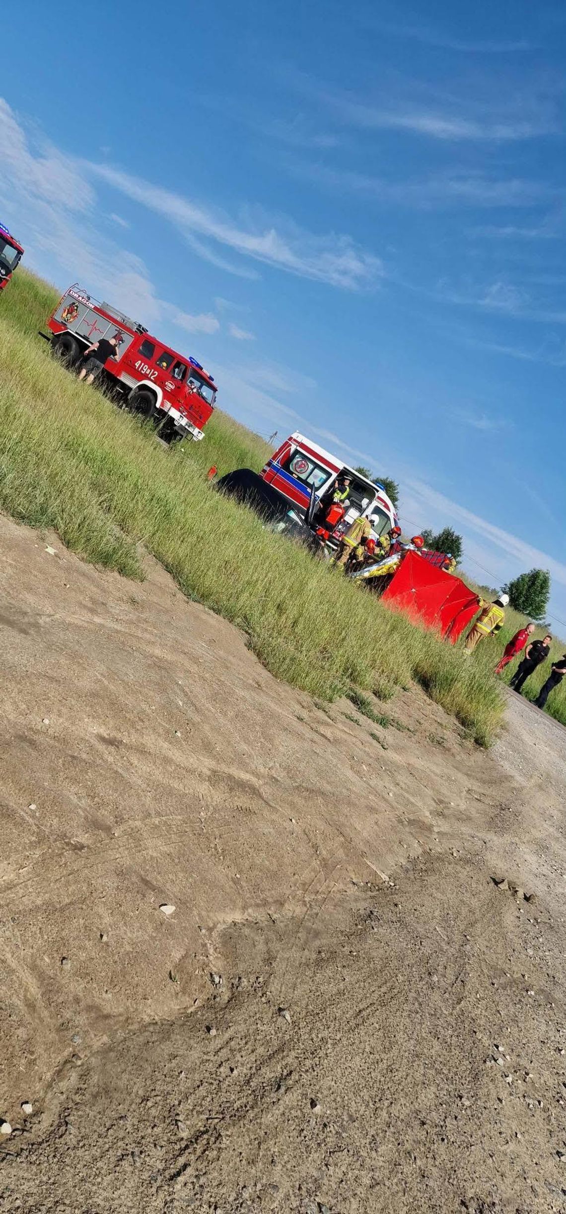 Śmierć na łuku drogi. Hyundai z impetem uderzył w betonowy przepust, nie żyje 78-letnia pasażerka