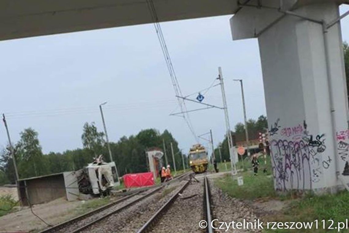 Śmierć na torach! Zderzenie ciężarówki z pociągiem!