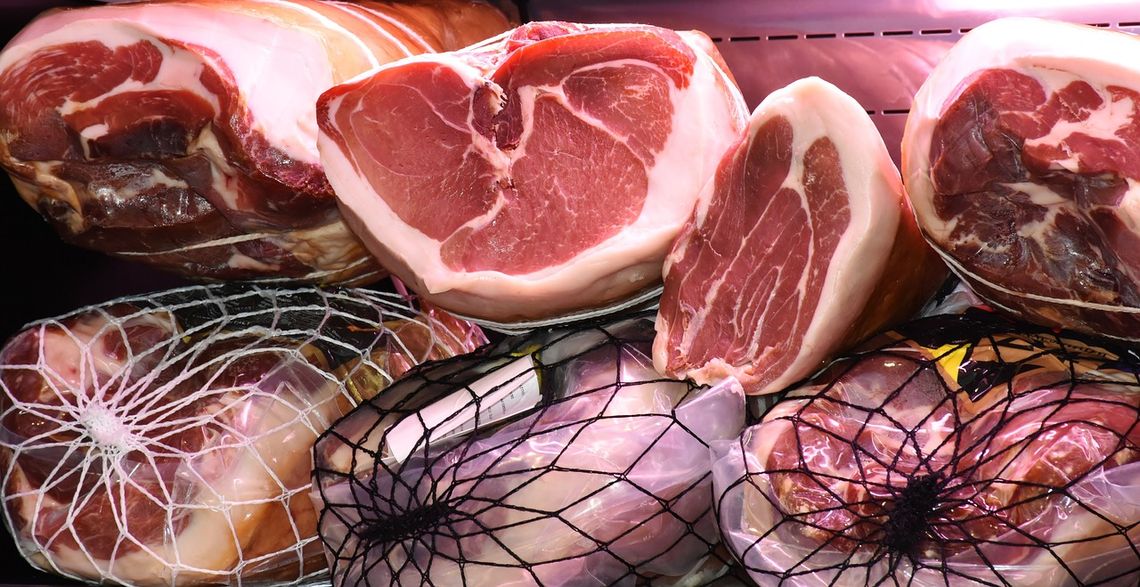 Śmiertelne zatrucie mięsem z targowiska w Nowej Dębie. Zatrzymano dwie osoby