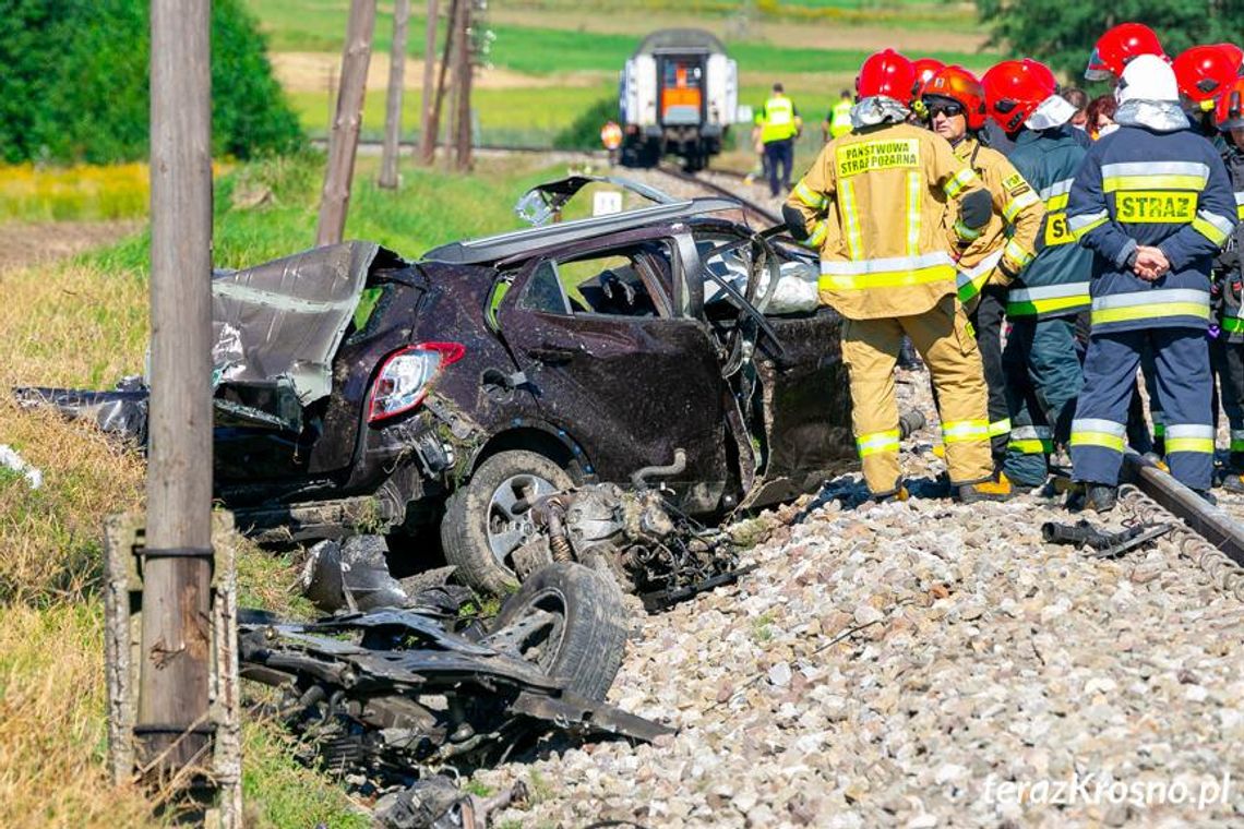 Śmiertelny wypadek w Bajdach. Auto wjechało pod pociąg