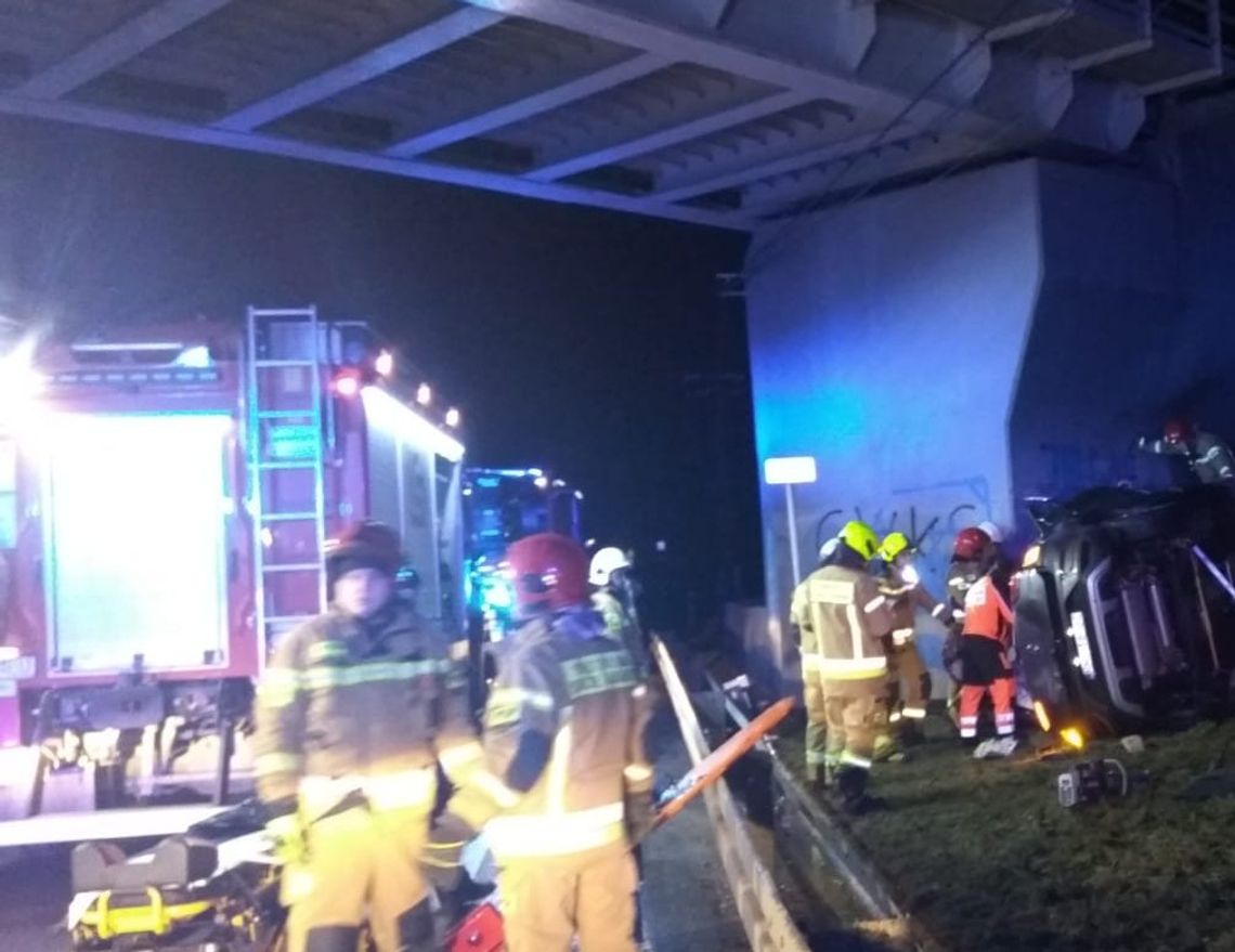 Śmiertelny wypadek w Widełce. Kierowca volkswagena zjechał z drogi i uderzył w wiadukt kolejowy