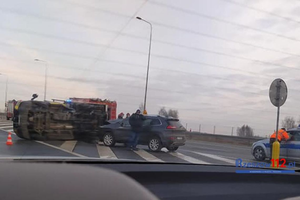 Sokołów Młp. Kolizja osobówki z pomocą drogową!