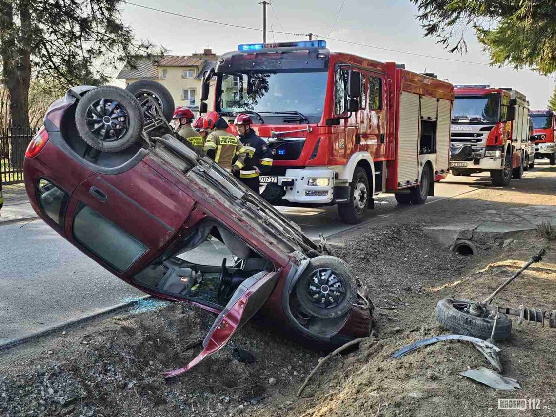 Spektakularne dachowanie forda. Kierowca miał 1,6 promila alkoholu