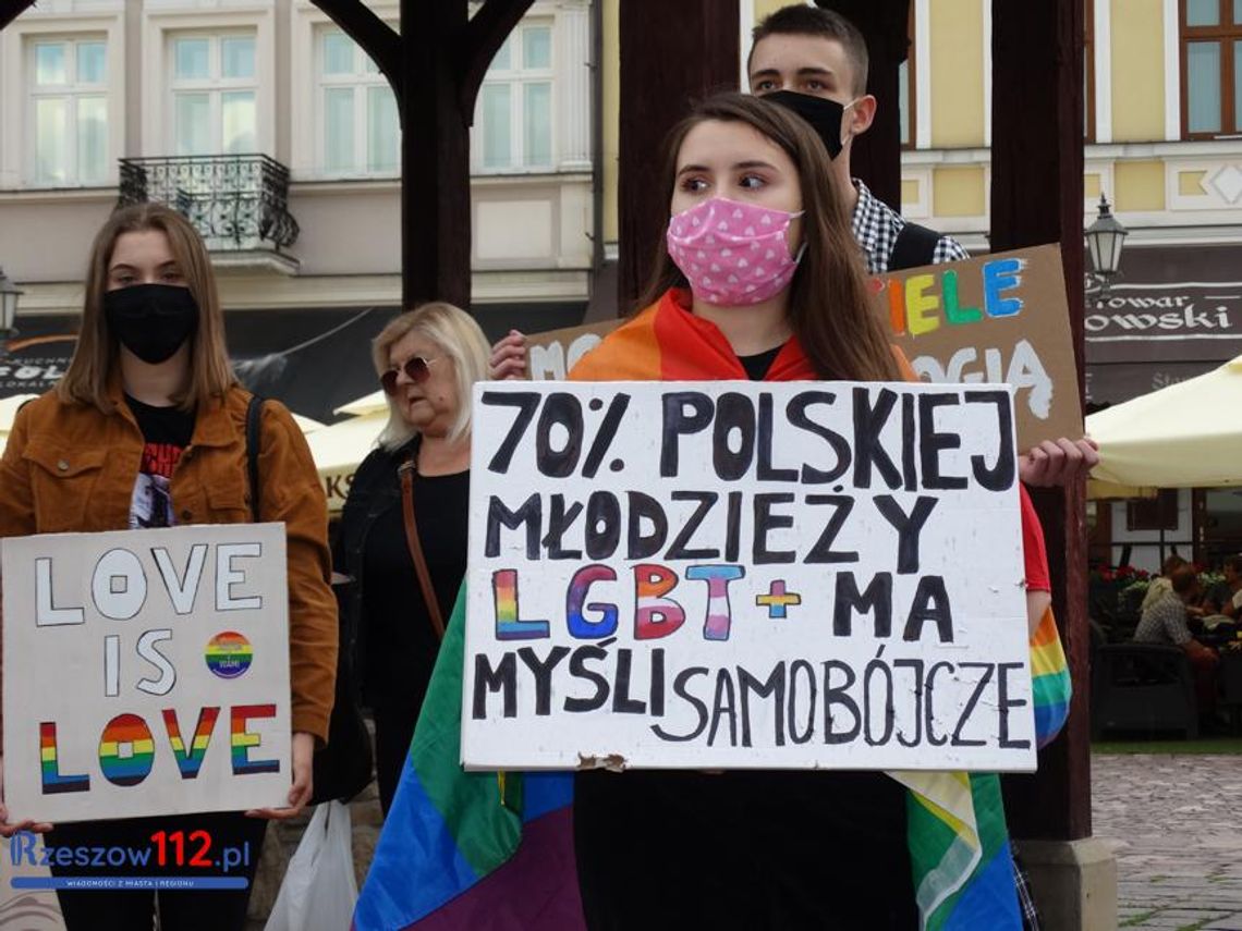 Społeczność LGBT na demonstracji w Rzeszowie: Nie jesteśmy ideologią, jesteśmy ludźmi