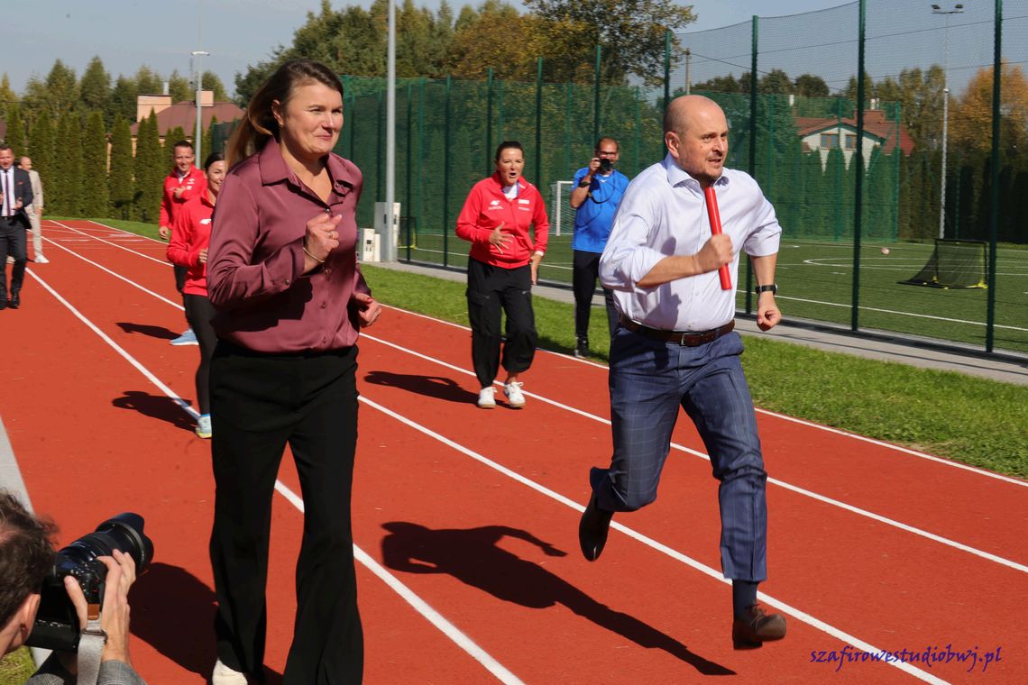 Sportowe serce gminy Trzebownisko. W Łące otwarto zmodernizowany kompleks boisk orlik łąka, wójt Sławomir Porada, dyrektor Katarzyna Ożóg