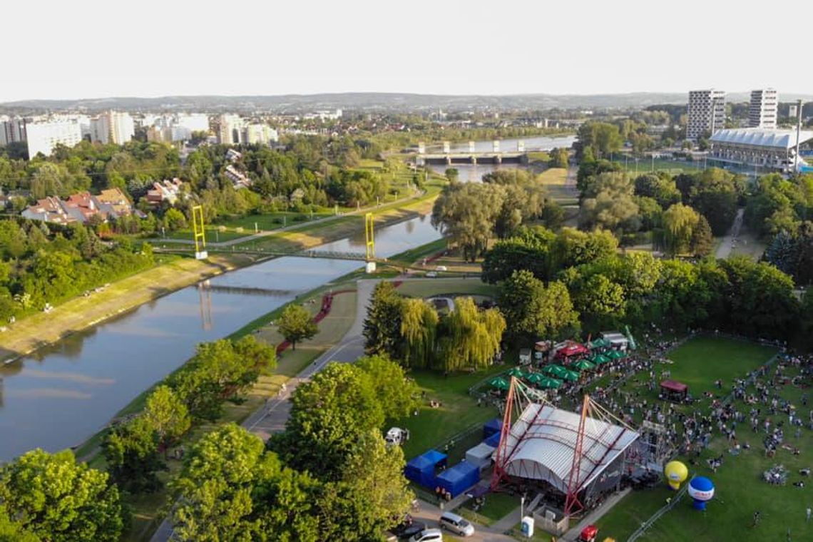 Sprzątanie Lisiej Góry i brzegów Zalewu Rzeszowskiego z "Reggae nad Wisłokiem".