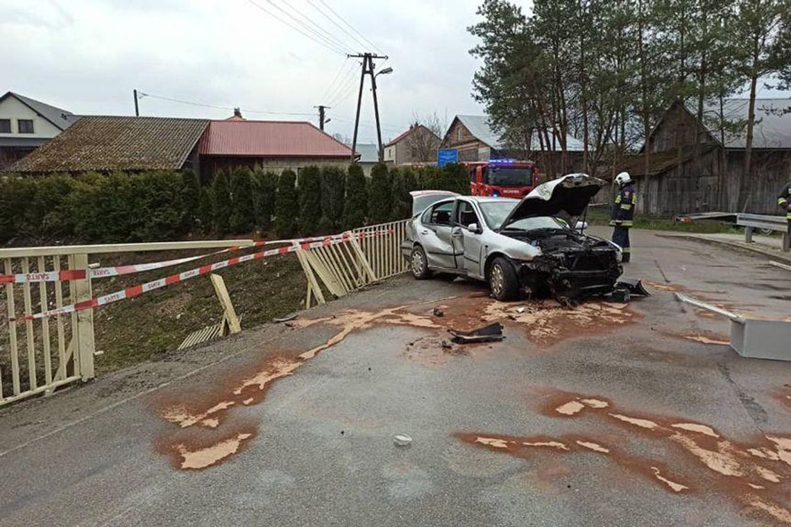 Stobierna. Auto osobowe zderzyło się z mostem