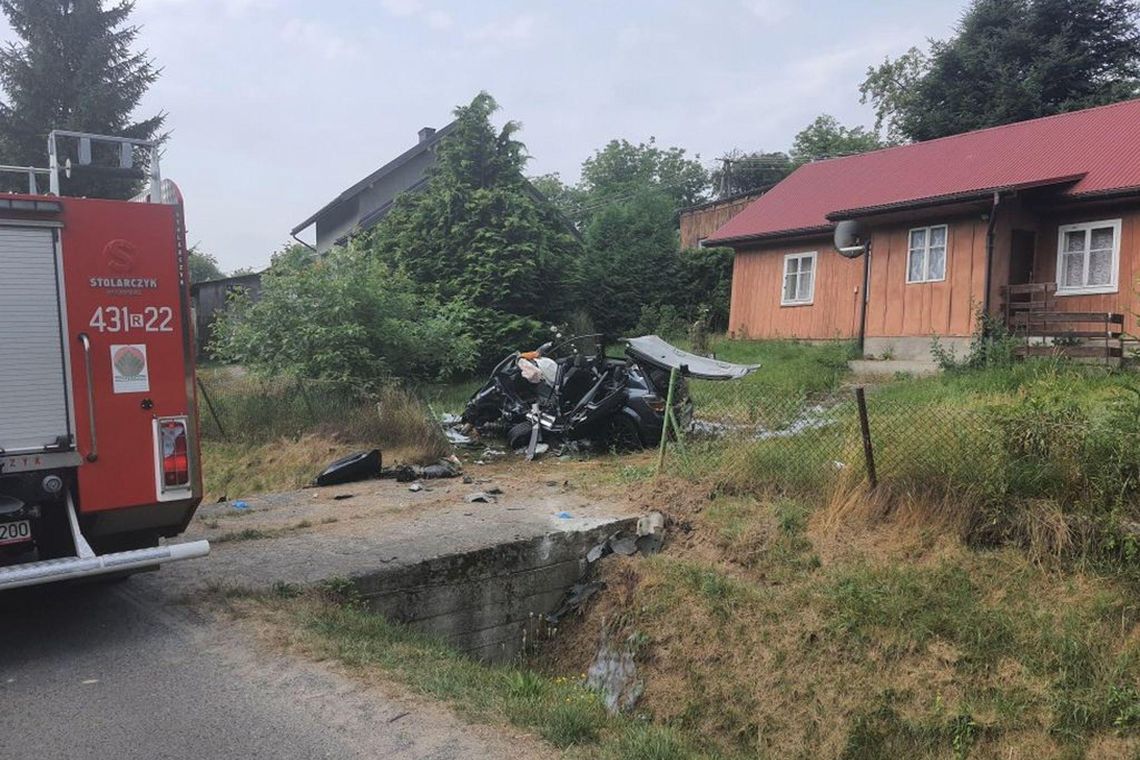 Stracił panowanie nad autem i roztrzaskał się na przepuście!