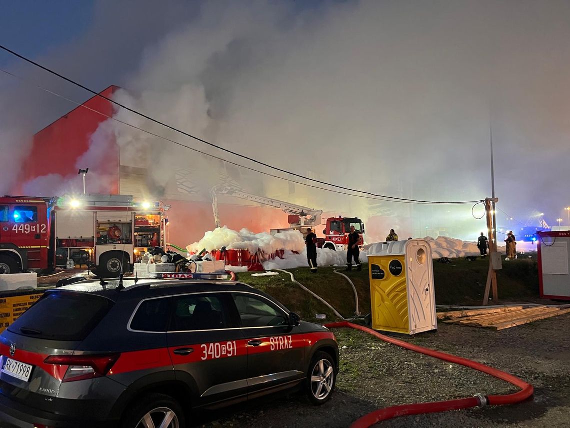 Strażacy wciąż walczą z pożarem marketu budowlanego w Krośnie [ZDJĘCIA]
