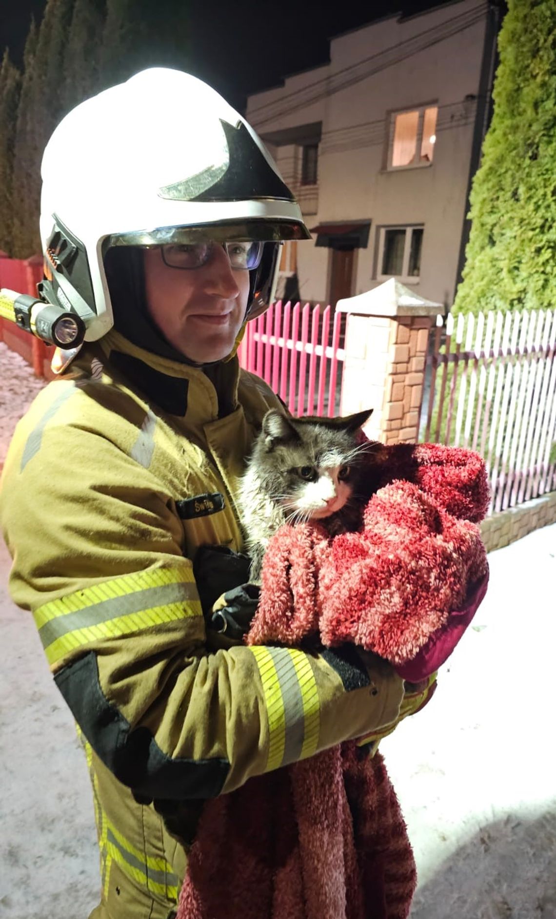 Strażacy ze Świlczy na medal! Uratowali kota, uwięzionego w studzience