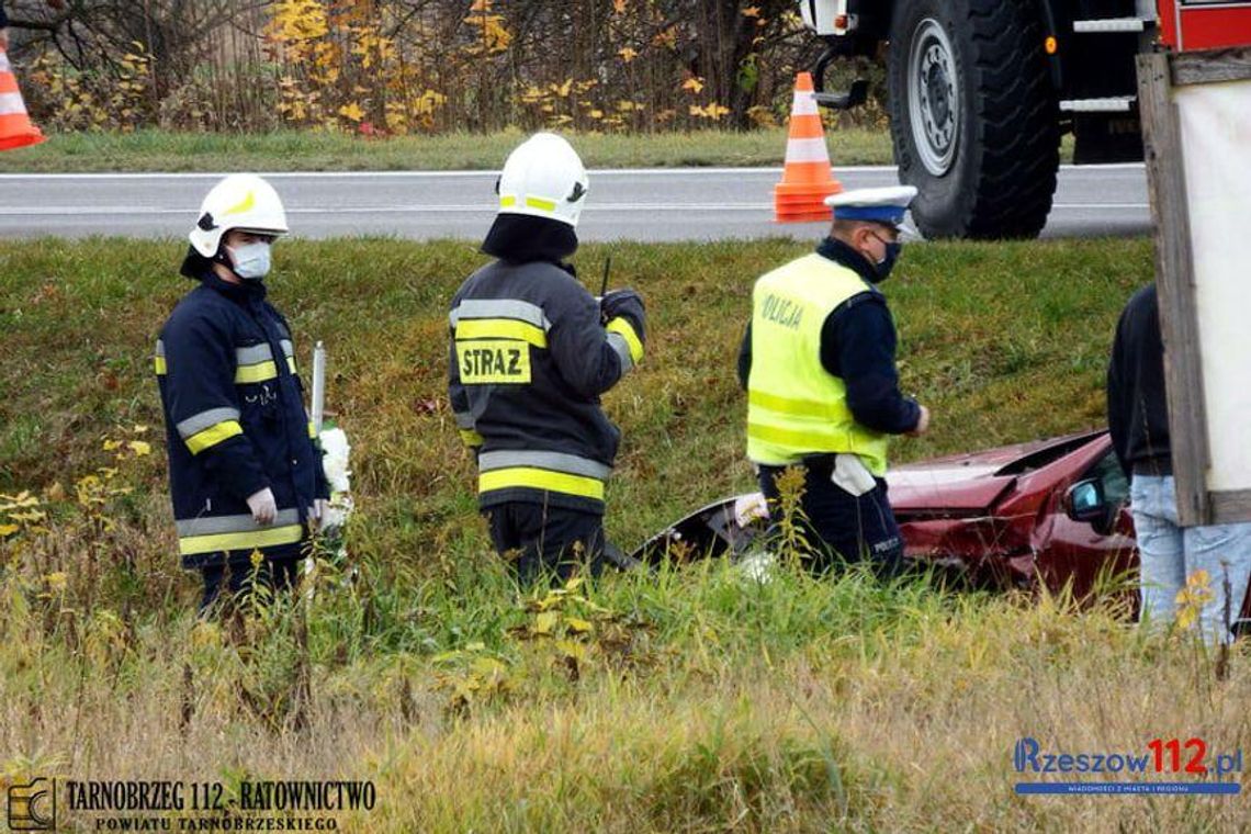 Suchorzów. Kierująca peugeotem wymusiła pierwszeństwo i wpadła do rowu [FOTO]