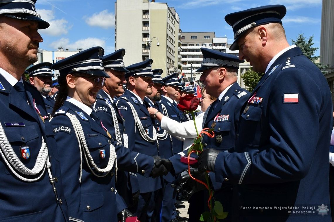 Święto Policji w Rzeszowie. Uroczysty apel, awanse i policyjny piknik