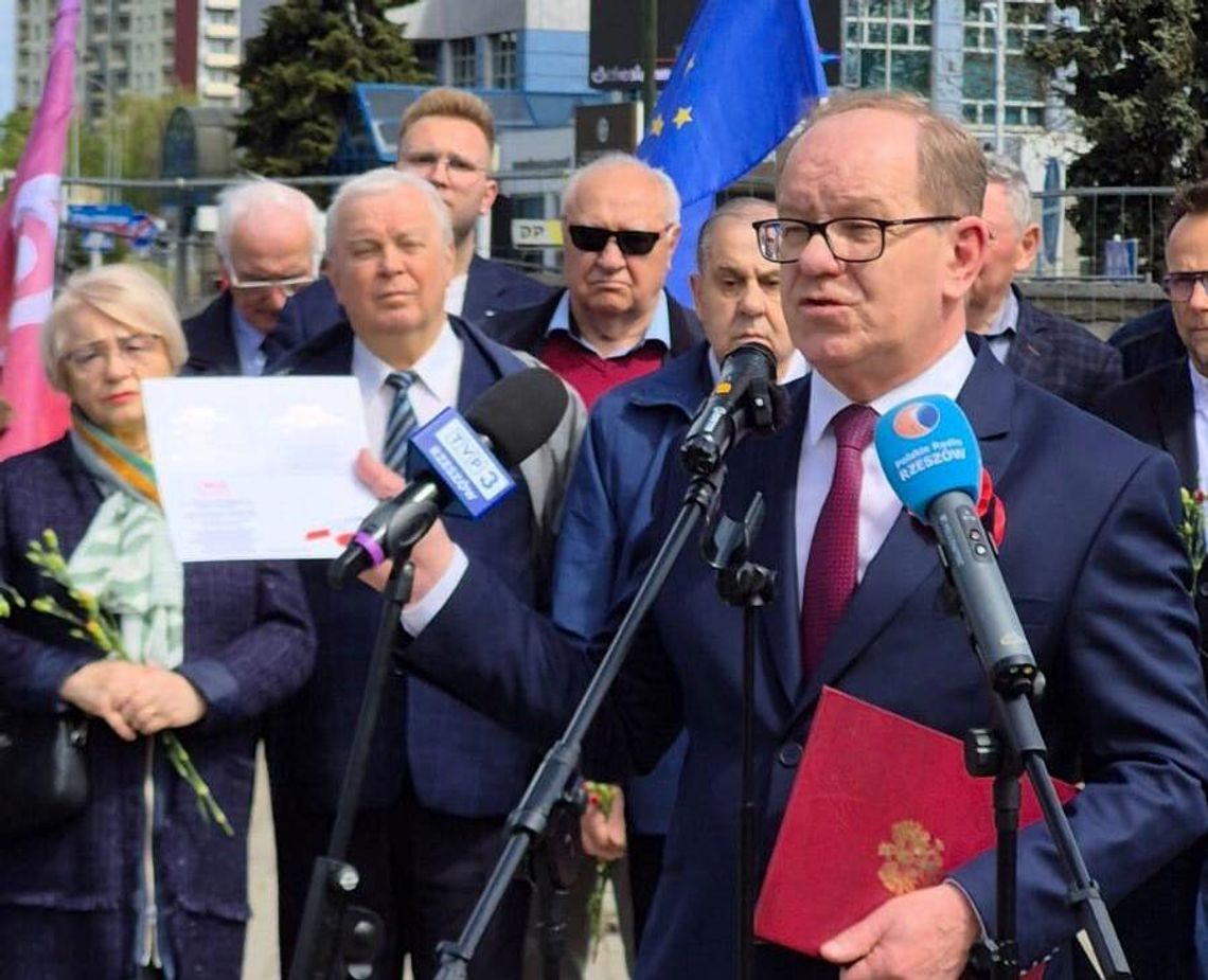 Święto Pracy w Rzeszowie. Przedstawiciele Lewicy i OPZZ podkreślili znaczenie praw pracowniczych
