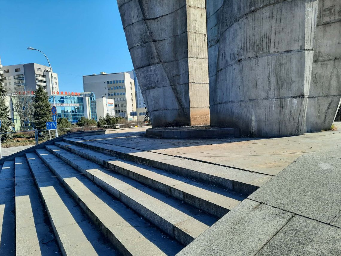 Szok pod pomnikiem. Lata wstydu i nareszcie posprzątane – kto tym razem ruszył się do roboty? [ZDJĘCIA]