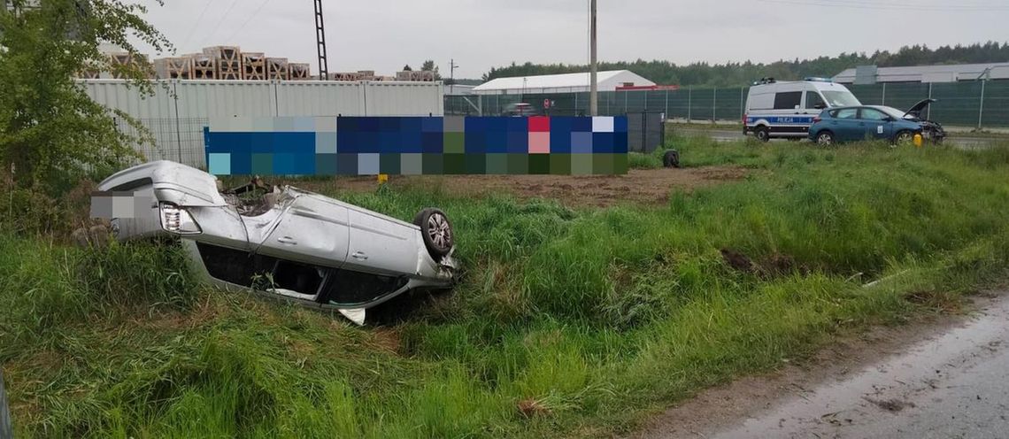Tajęcina: Dachowanie opla. Dwie osoby w szpitalu