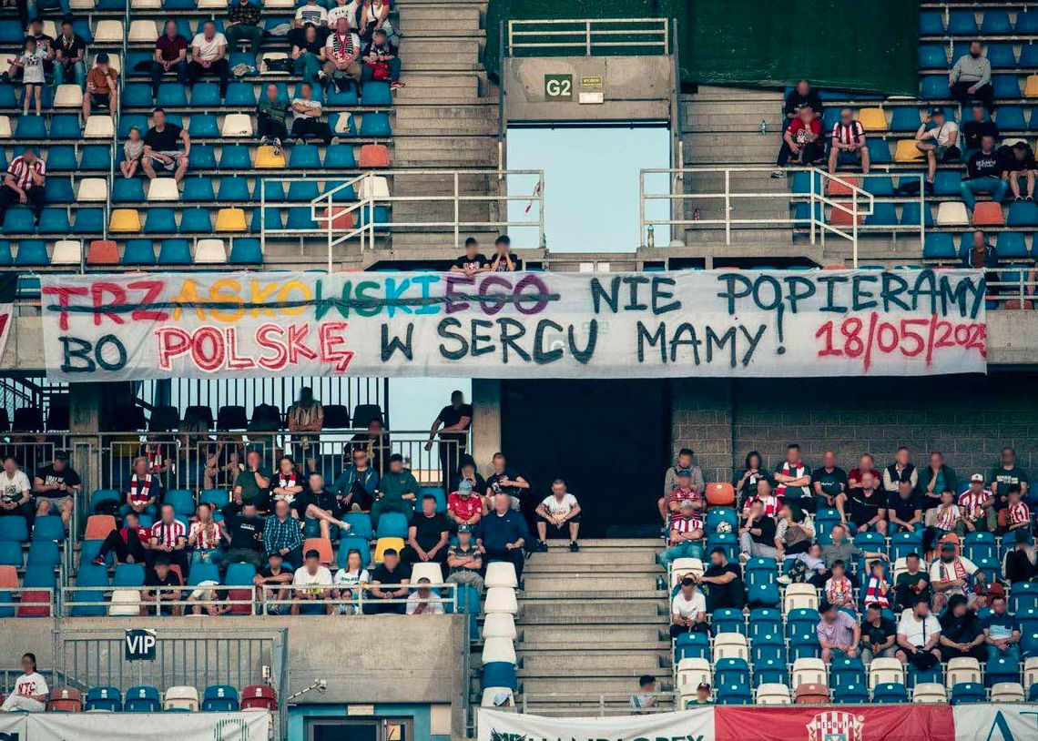 "Tęczowy Trzaskowski". Baner kibiców Resovii podchwycił znany polityk PiS
