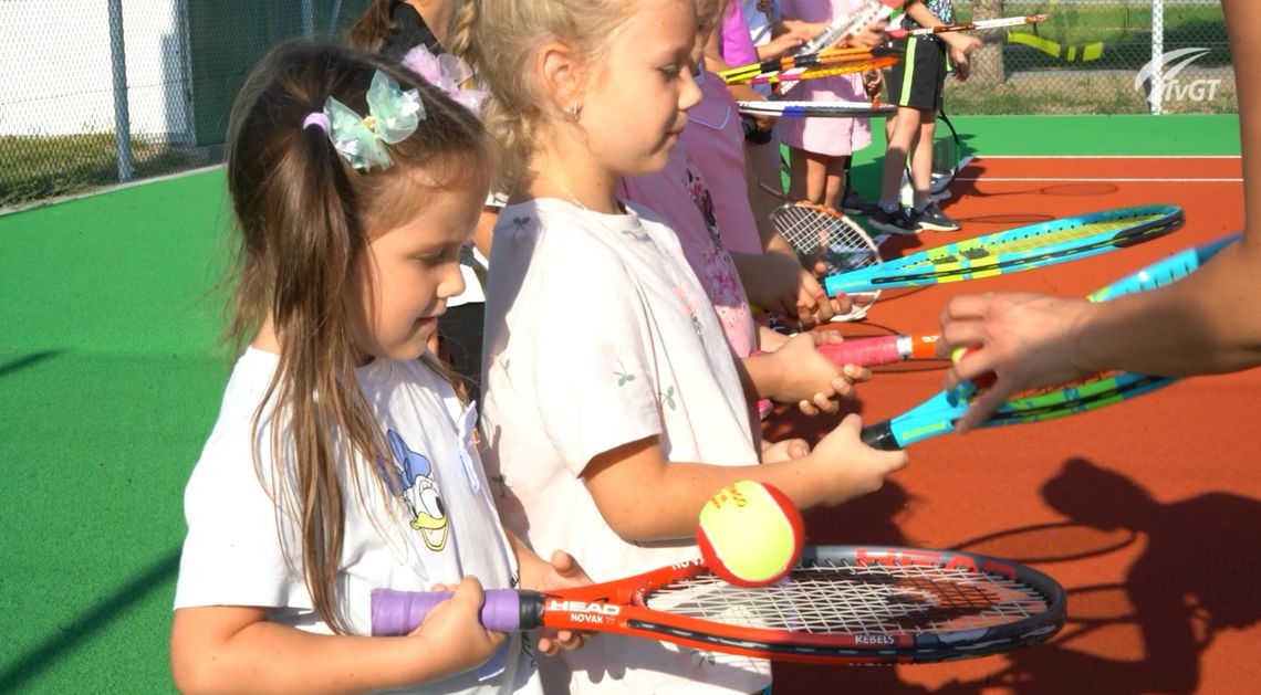 Tenis łączy pokolenia w Trzebownisku. Ruszyły bezpłatne zajęcia tenis trzebownisko, kadr z reportażu tvgt.pl