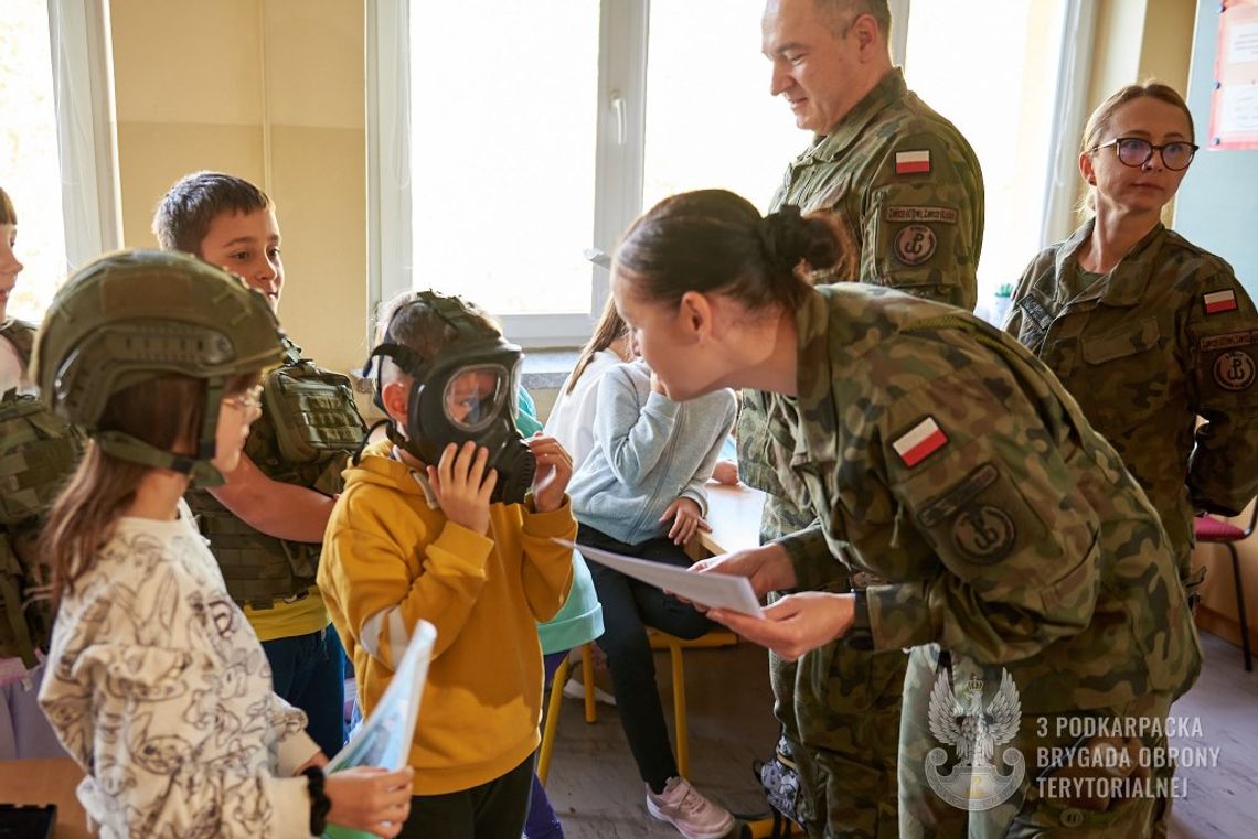 Terytorialsi edukują młodzież. "Edukacja z wojskiem" w rzeszowskich szkołach