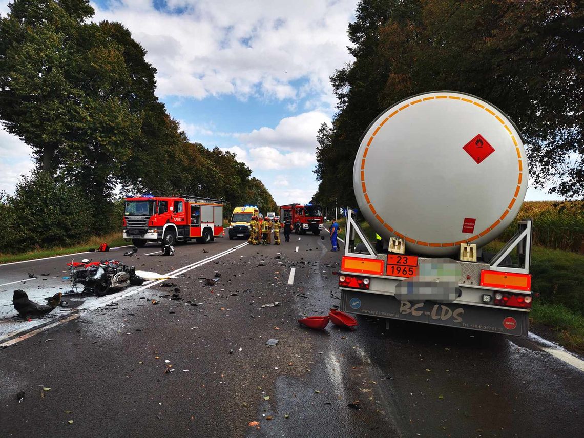 Tragedia na drodze krajowej 94. Nie żyje motocyklista. Zderzył się z cysterną