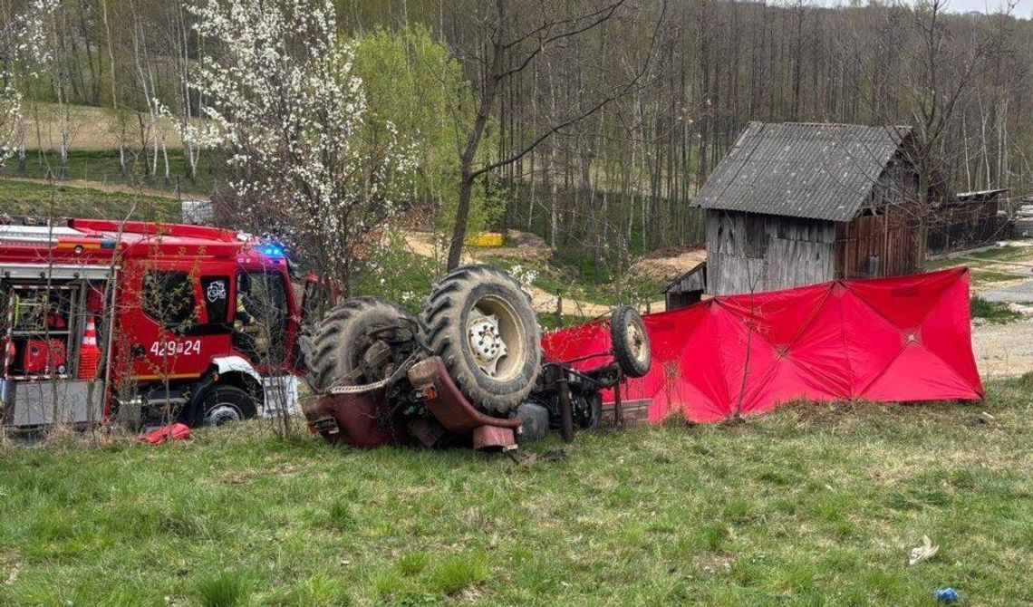 Tragedia na polu. Ciągnik rolniczy przygniótł 54-latka. Życia mężczyzny nie udało się uratować