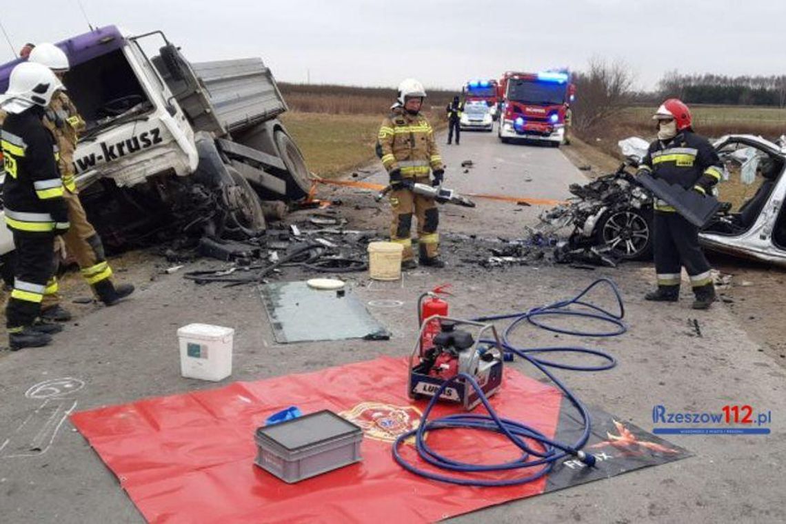 Tragedia w Stobiernej. Czołowe zderzenie auta z tirem