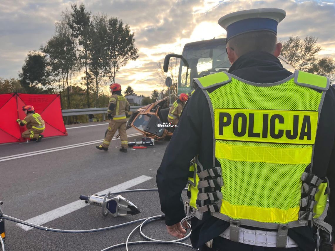 Tragiczny wypadek na DK9 w Kupnie. Nie żyją dwie kobiety, droga całkowicie zablokowana Tragiczny wypadek na DK9 w Kupnie. Nie żyją dwie kobiety, droga całkowicie zablokowana