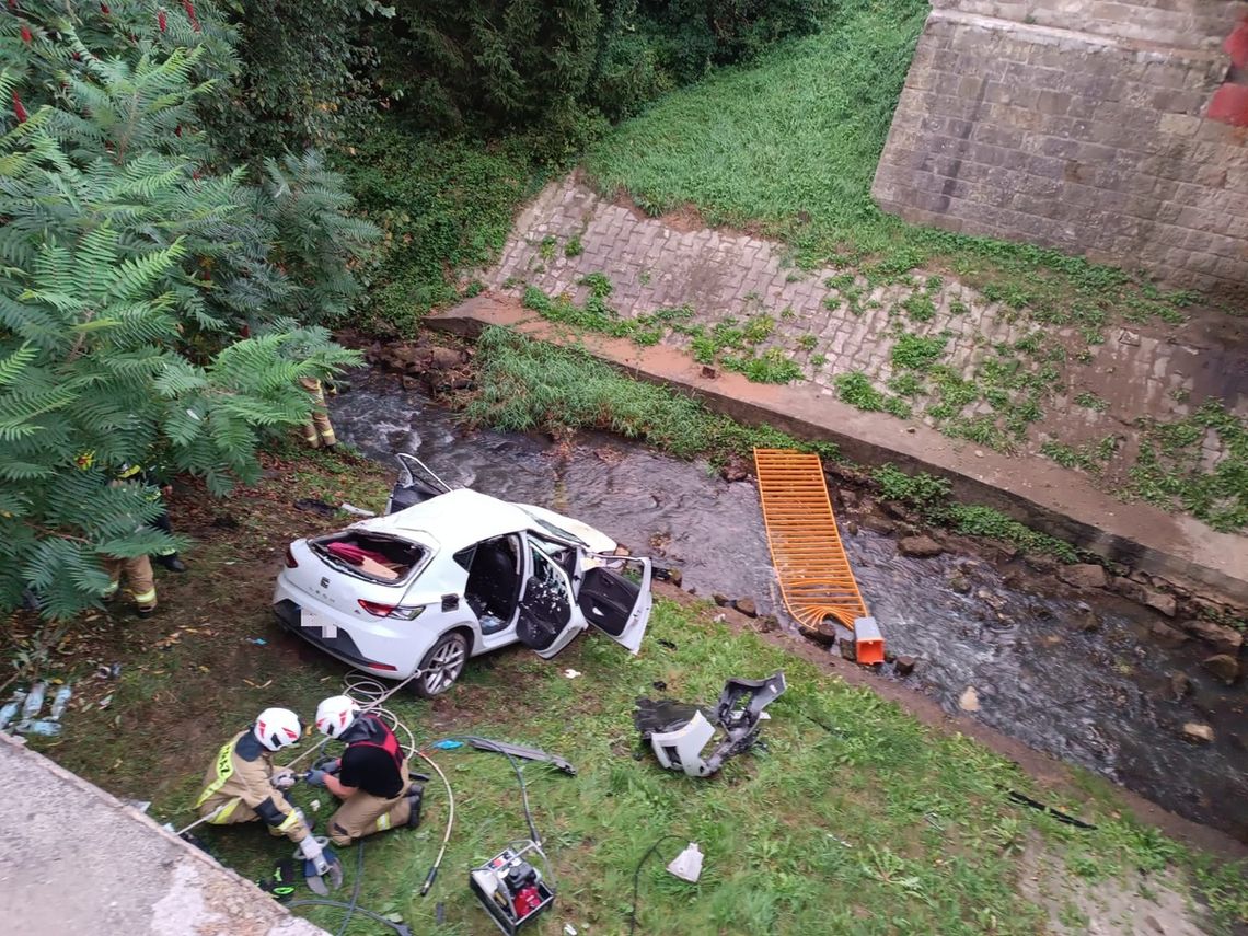 Tragiczny wypadek na Podkarpaciu. Auto spadło z mostu, kierowca nie żyje [ZDJĘCIA]