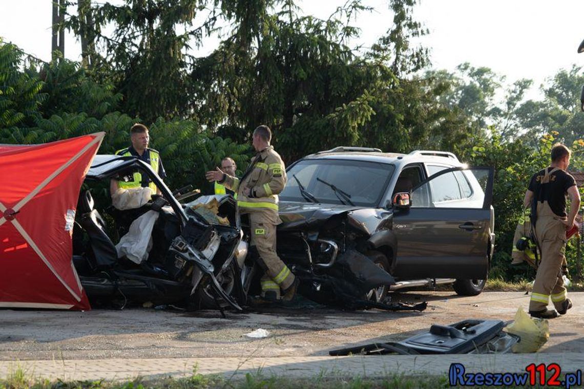 Tragiczny wypadek w Borku Starym. Czołowe zderzenie dwóch samochodów. Dwie osoby nie żyją!