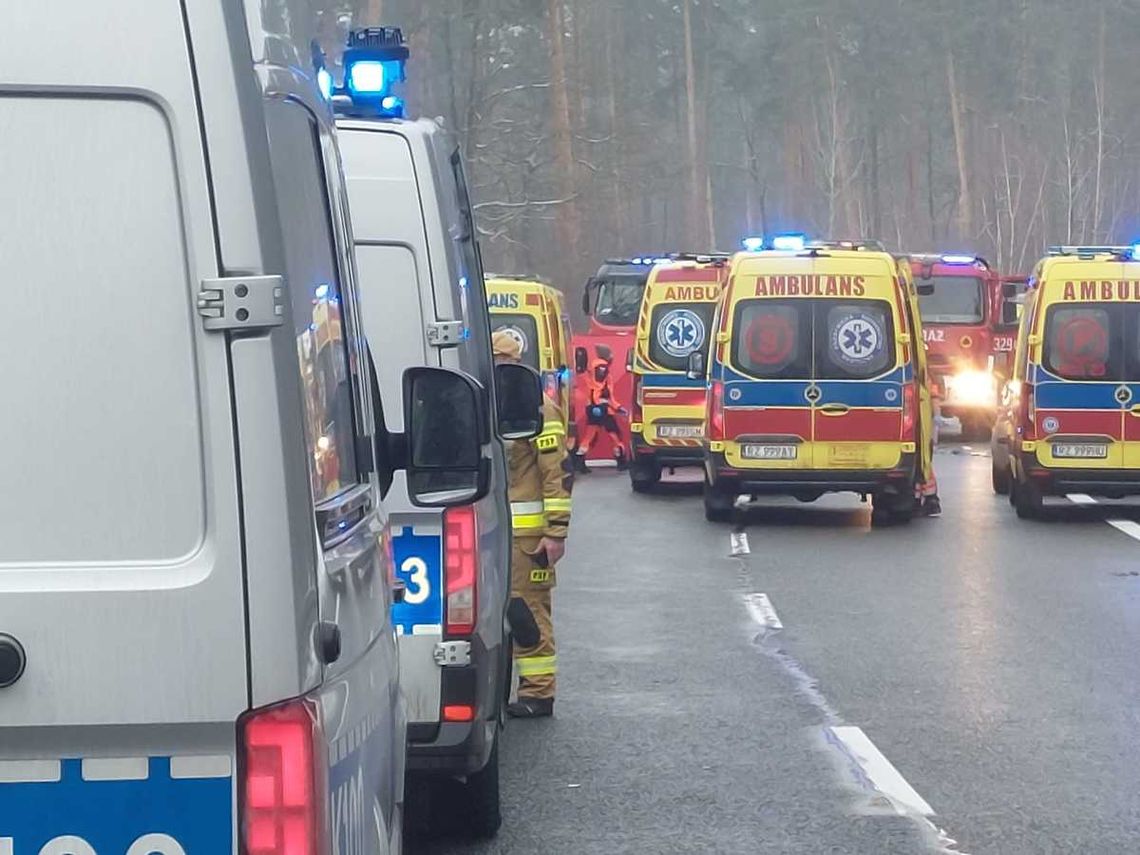 Tragiczny wypadek w Głogowie Małopolskim. Nie żyją trzy osoby, DK 9 zablokowana