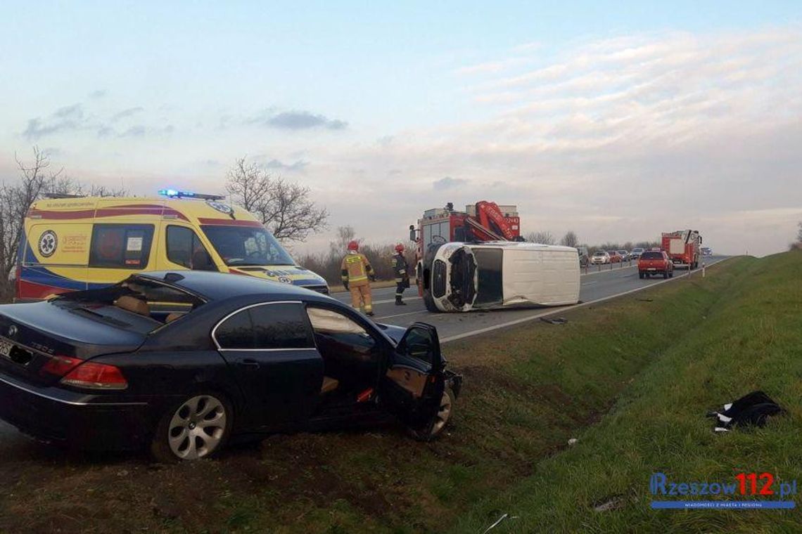 Trzciana. Zderzenie dwóch pojazdów. Dostawczy dachował