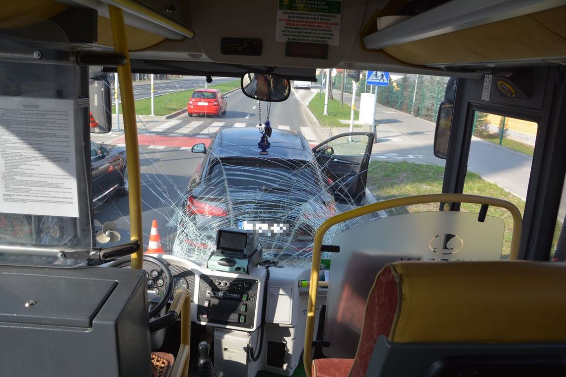 Trzech pasażerów autobusu zostało rannych w wypadku na ul. Lwowskiej