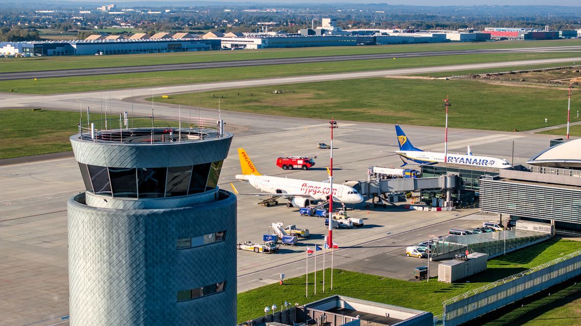 Ukraińcy deportowani z USA trafiają prosto na front. W tle pytania o rolę Polski i lotniska w Jasionce