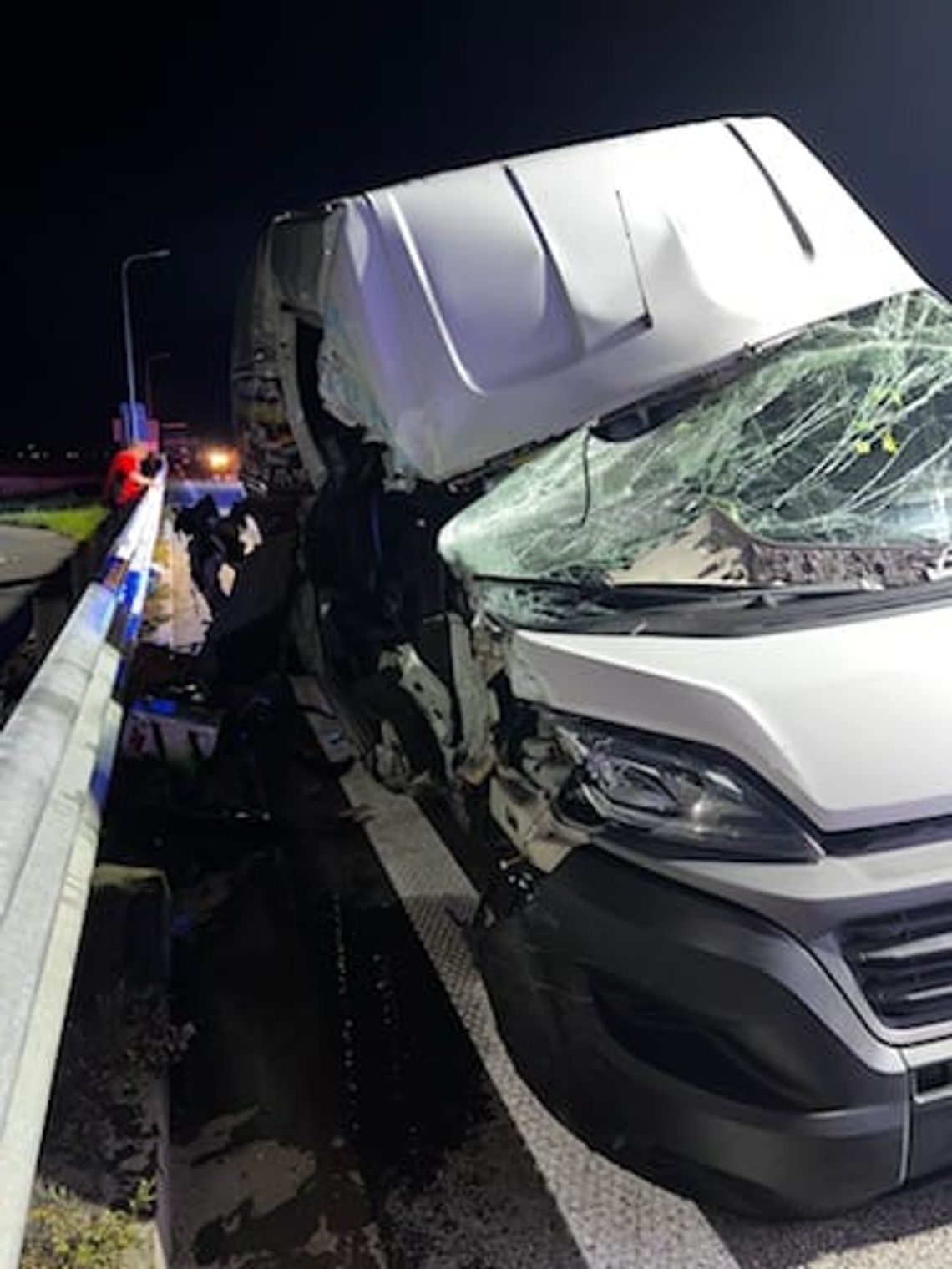 W Medyce bus wbił się w tira. Dwie osoby nie żyją