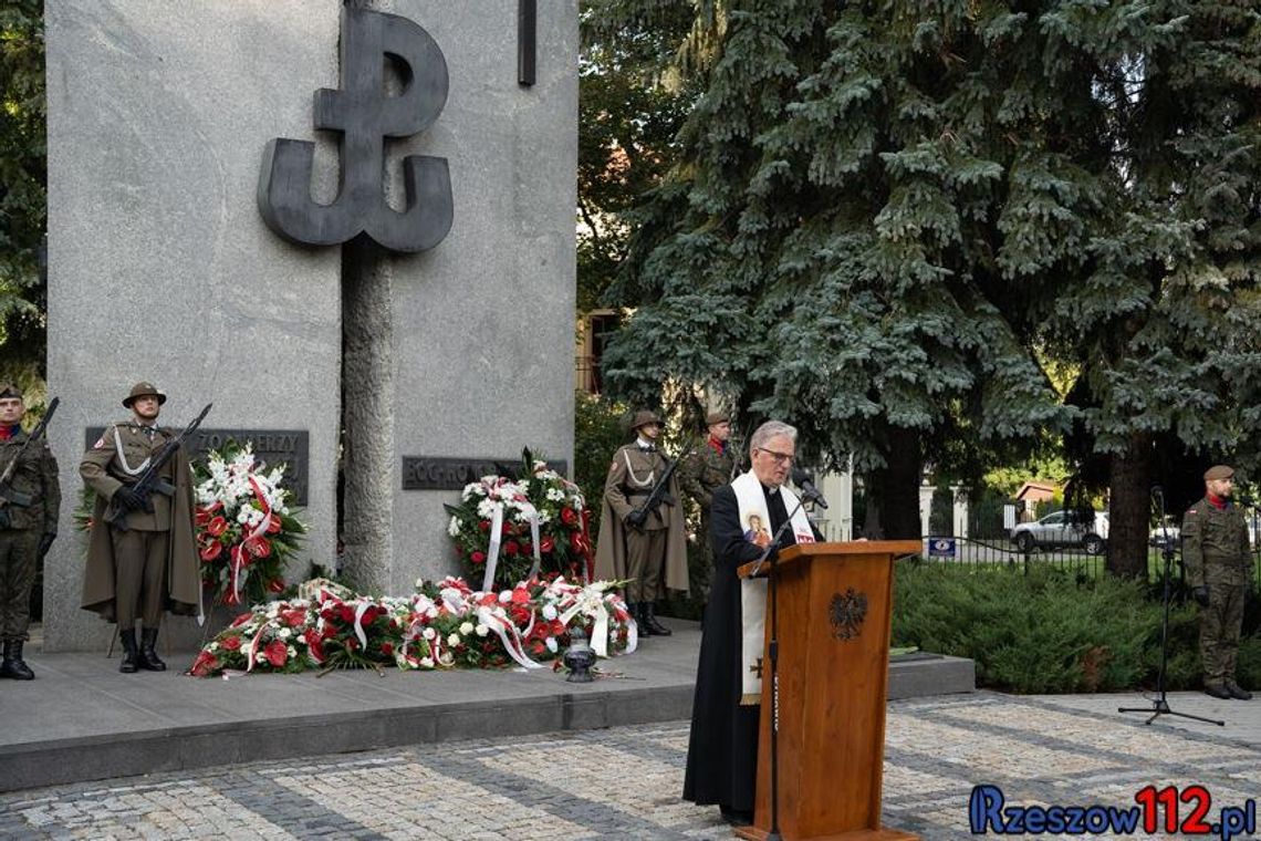 W Rzeszowie oddano hołd powstańcom warszawskim [FOTO]