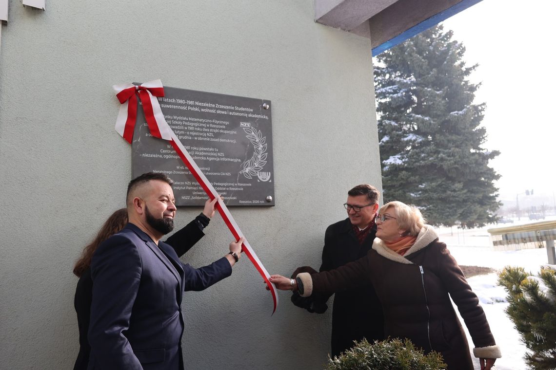 W Rzeszowie odsłonięto tablicę upamiętniającą studenckie strajki z 1981 r.
