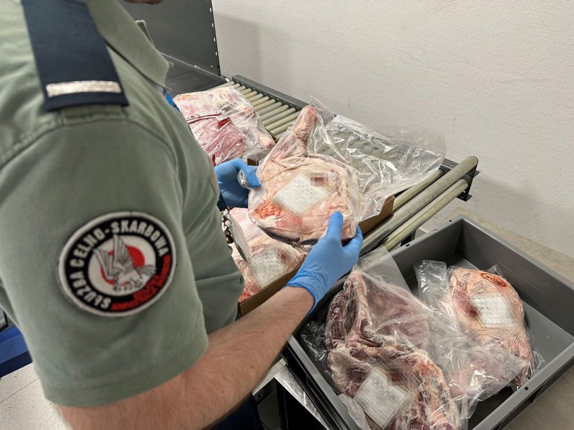 Walizki pełne mrożonego mięsa na lotnisku w Jasionce