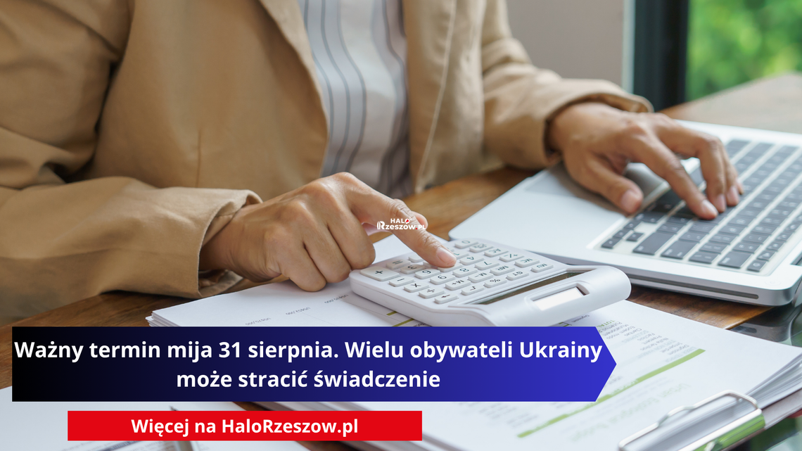 Ważny termin mija 31 sierpnia. Wielu obywateli Ukrainy może stracić świadczenie Osoba pracująca przy biurku, korzystająca z kalkulatora i laptopa z nałożonym napisem informującym o terminie 31 sierpnia dla obywateli Ukrainy