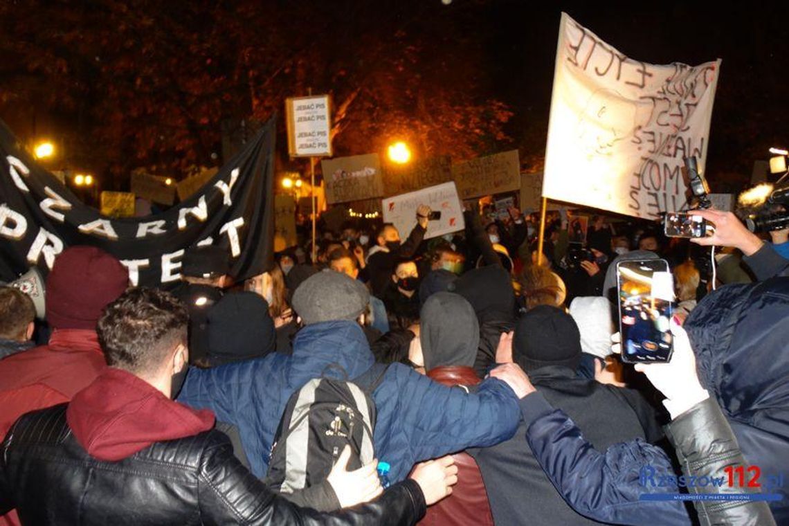 Wielki tłum w Rzeszowie znów protestuje [Video i Zdjęcia]