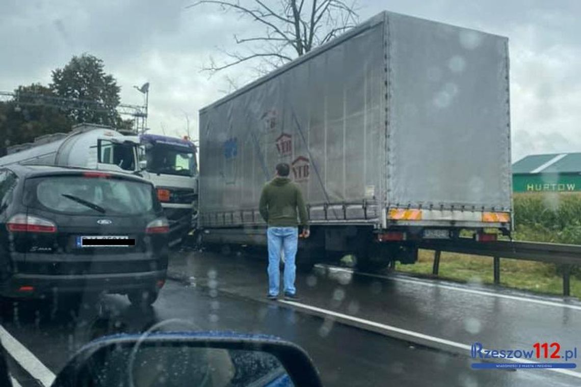 Wierzbna. Zderzenie dwóch pojazdów ciężarowych. Utrudnienia